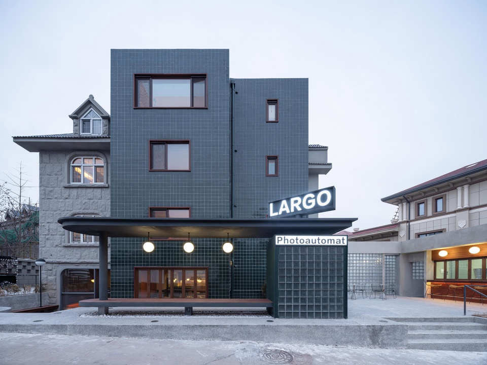 Largo Courtyard and Largo Building House Fiction 4