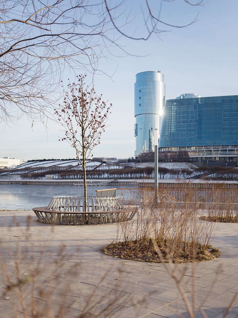 improvement of the embankment in the area of the pavshinskaya poyma by basis architectural bureau