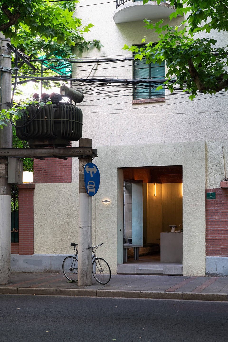 slab town咖啡上海富民路店,镜面作为结构承载体