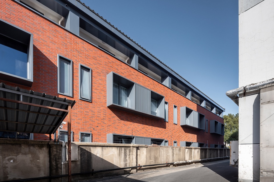 筑作视觉建筑北立面的改造拆除了不锈钢防盗窗和凌乱的空调外机,保留