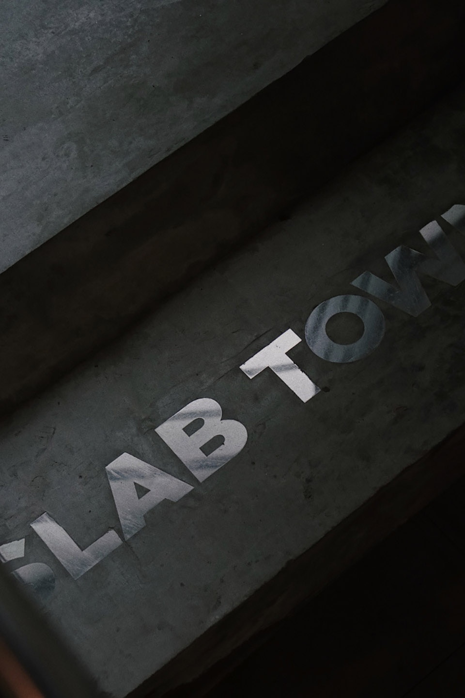 slab town咖啡上海富民路店,镜面作为结构承载体