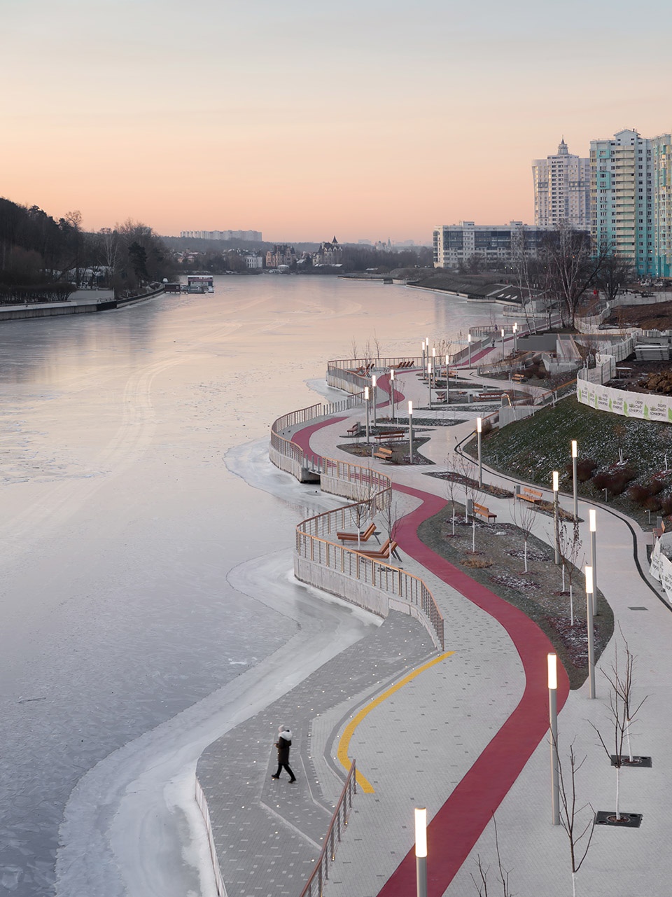 improvement of the embankment in the area of the pavshinskaya poyma by basis architectural bureau