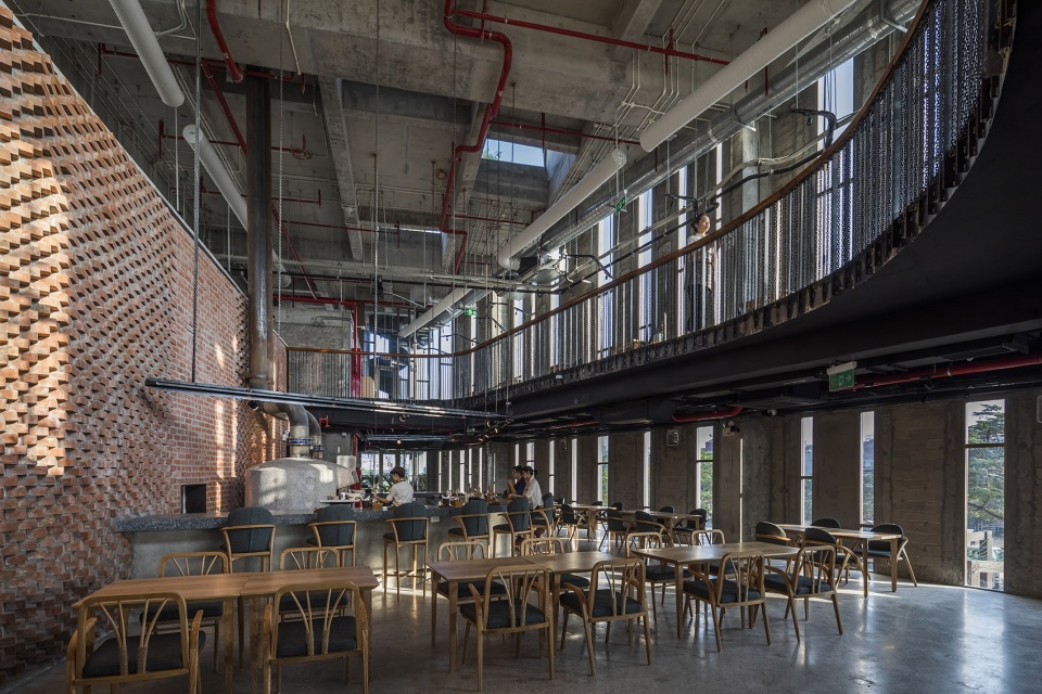 PIZZA 4P S HAI PHONG by Takashi Niwa Architects