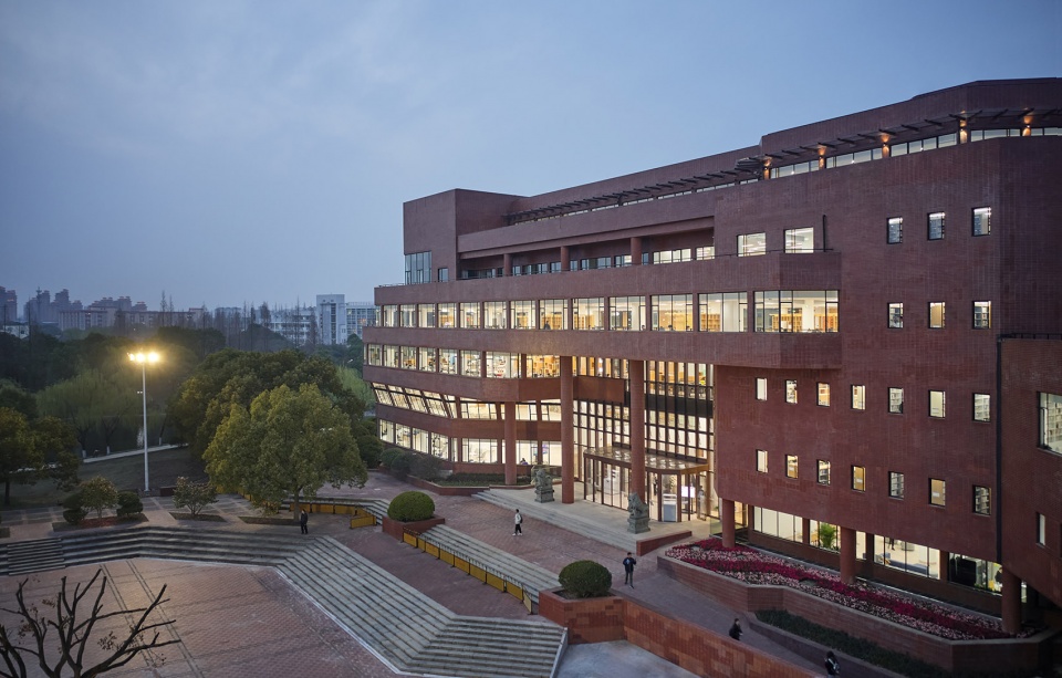 Reconstruction of Bao Yugang Library of Jiaotong University China by Oumoumou Studio