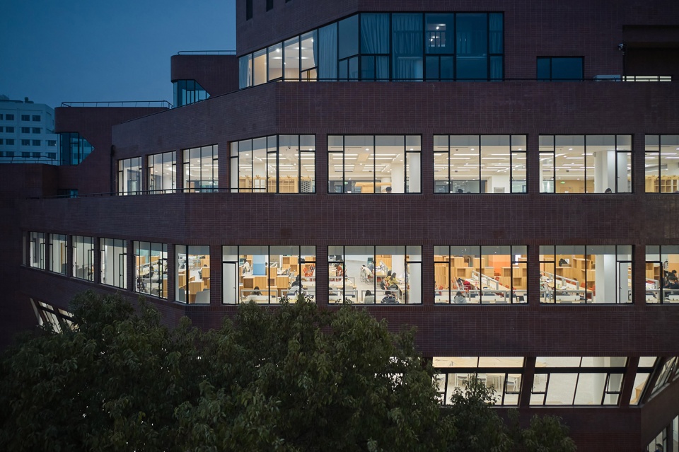 Reconstruction of Bao Yugang Library of Jiaotong University China by Oumoumou Studio