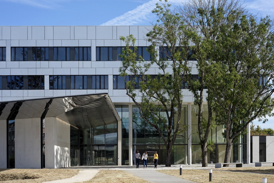 Campus CEA Paris Saclay Neuroscience Institute by Dietmar Feichtinger Architectes Celnikier Grabli Architectes