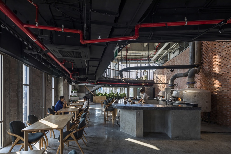 PIZZA 4P S HAI PHONG by Takashi Niwa Architects