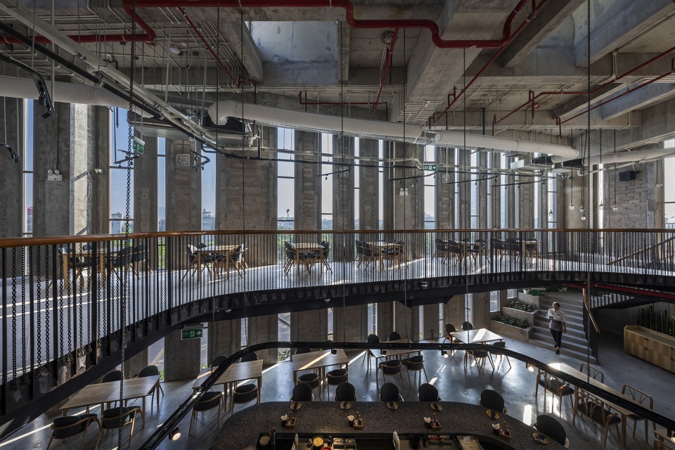 PIZZA 4P S HAI PHONG by Takashi Niwa Architects