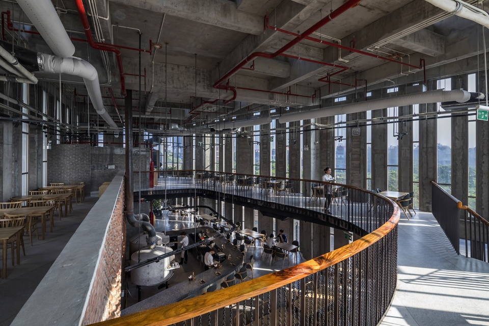 PIZZA 4P S HAI PHONG by Takashi Niwa Architects