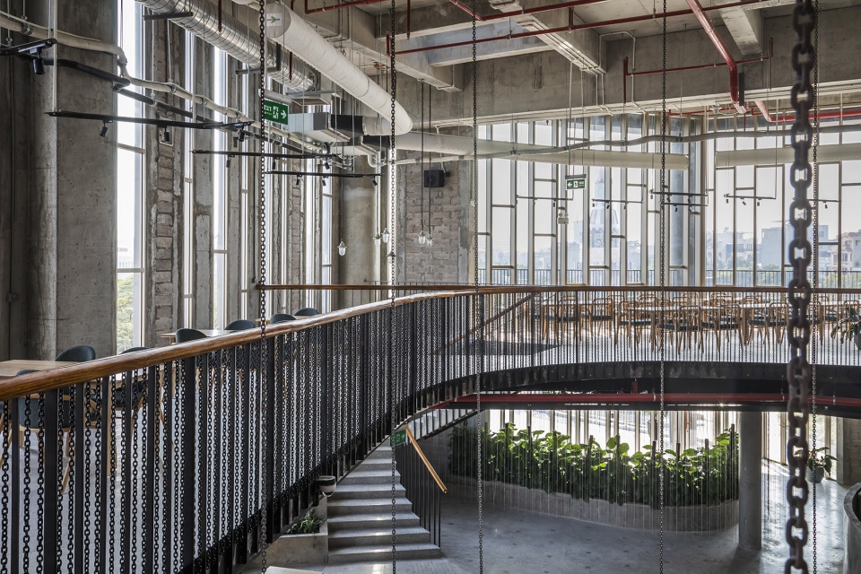 PIZZA 4P S HAI PHONG by Takashi Niwa Architects