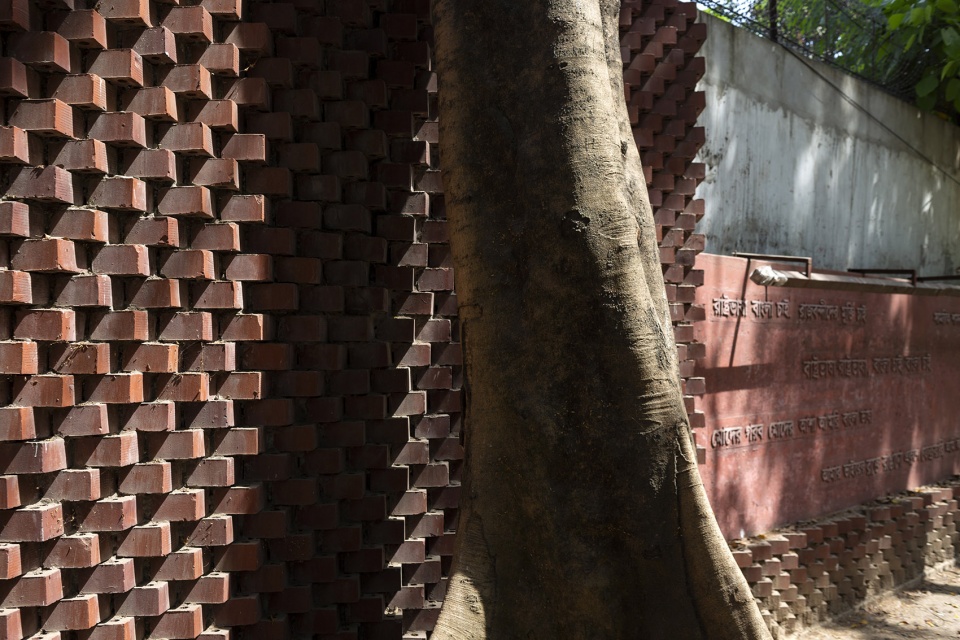 kola bhaban prangon landscape architecture at faculty of arts university of dhaka by sthanik consultants