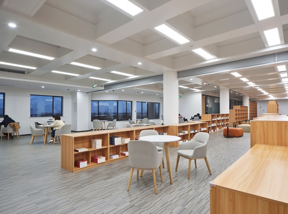 Reconstruction of Bao Yugang Library of Jiaotong University China by Oumoumou Studio