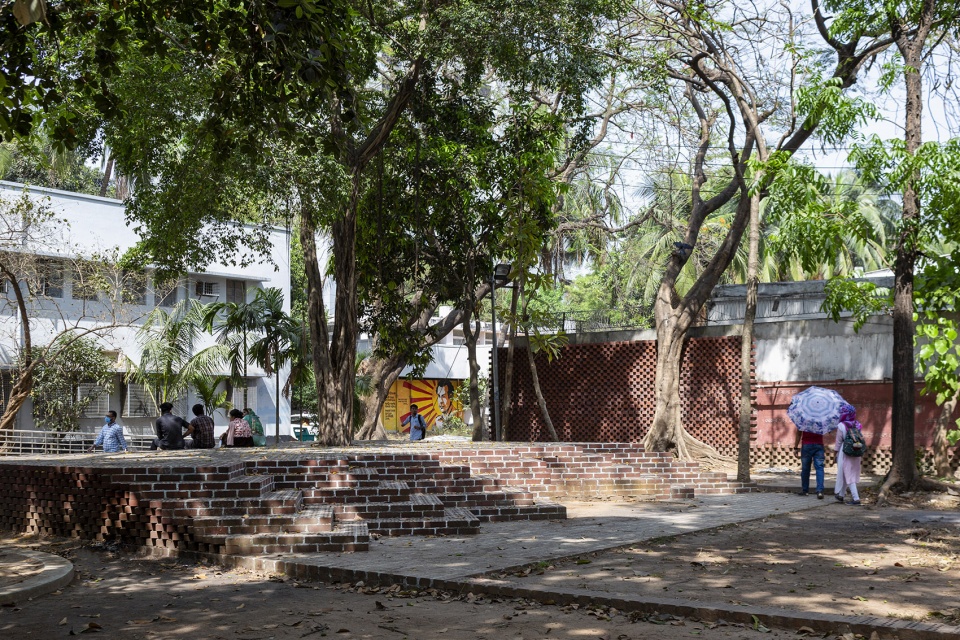 kola bhaban prangon landscape architecture at faculty of arts university of dhaka by sthanik consultants