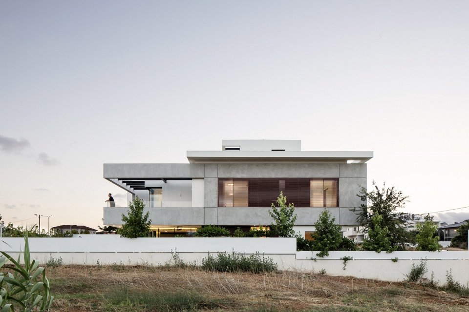 x6 two in one houses by raz melamed architect