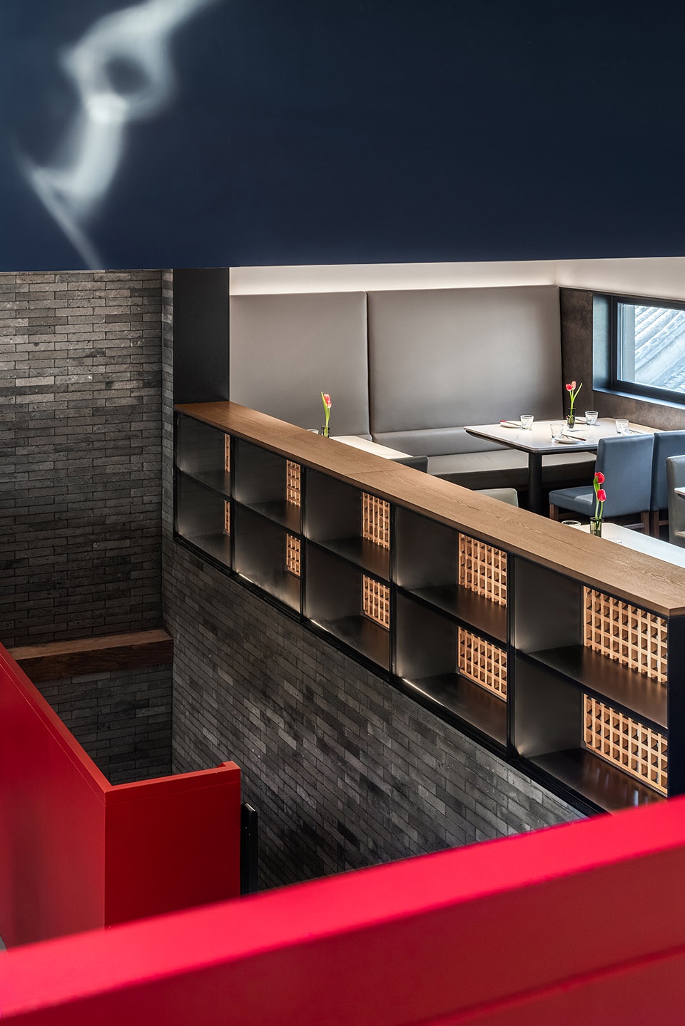 huda restaurant main store by inx design