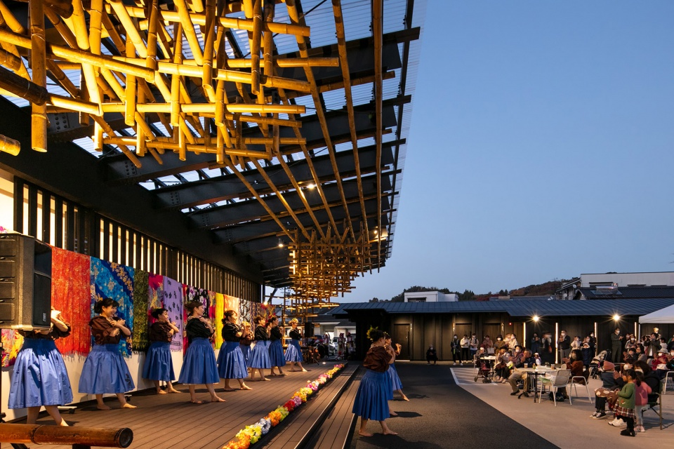 taketa castle town plaza oita by kengo kuma and associates