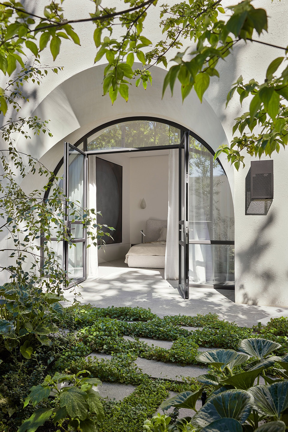 Huntingtower Road Apartments by Jolson Architecture and Interiors