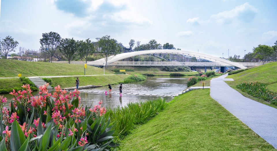 The Fish leaping north and south The Landscape Revitalization in The Seventh Hospital of Zhongshan University by LA Design