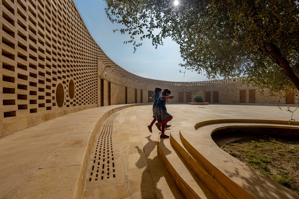 the rajkumari ratnavati girls school by diana kellogg architects