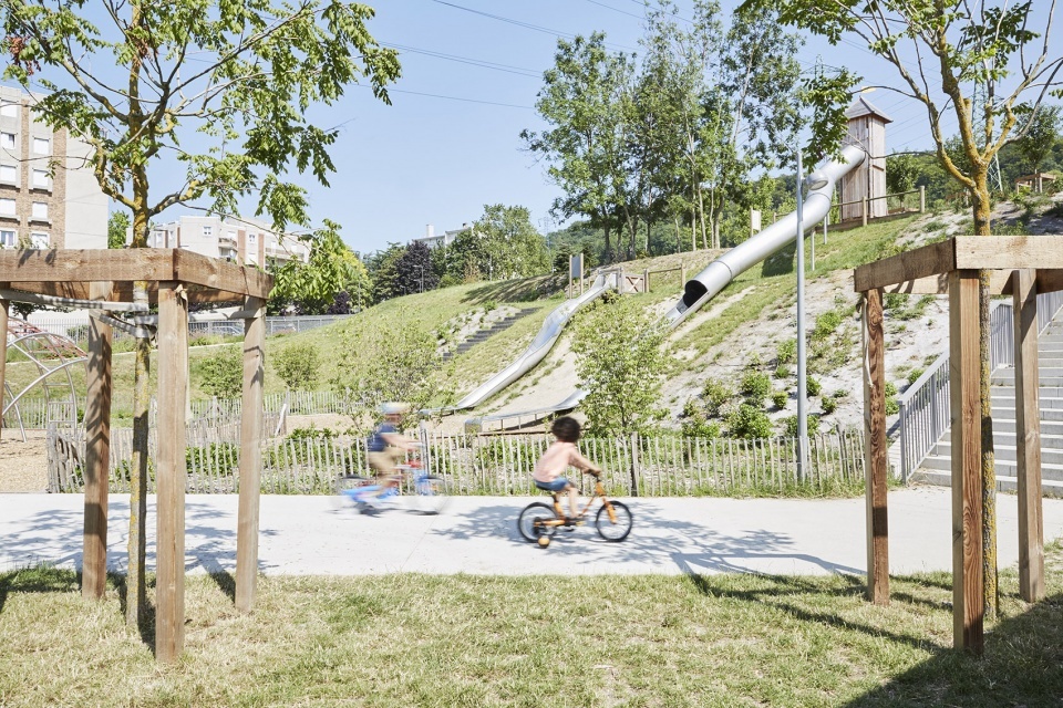 Urban Park In Grand Couronne France Espace Libre 960x640