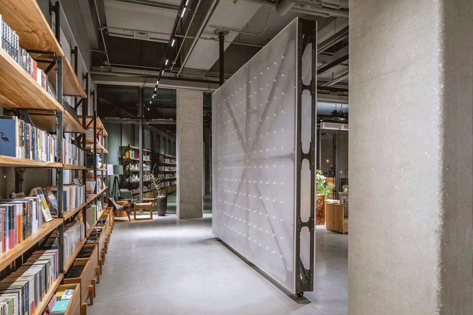 Mumokuteki Concept Bookstore LUO studio