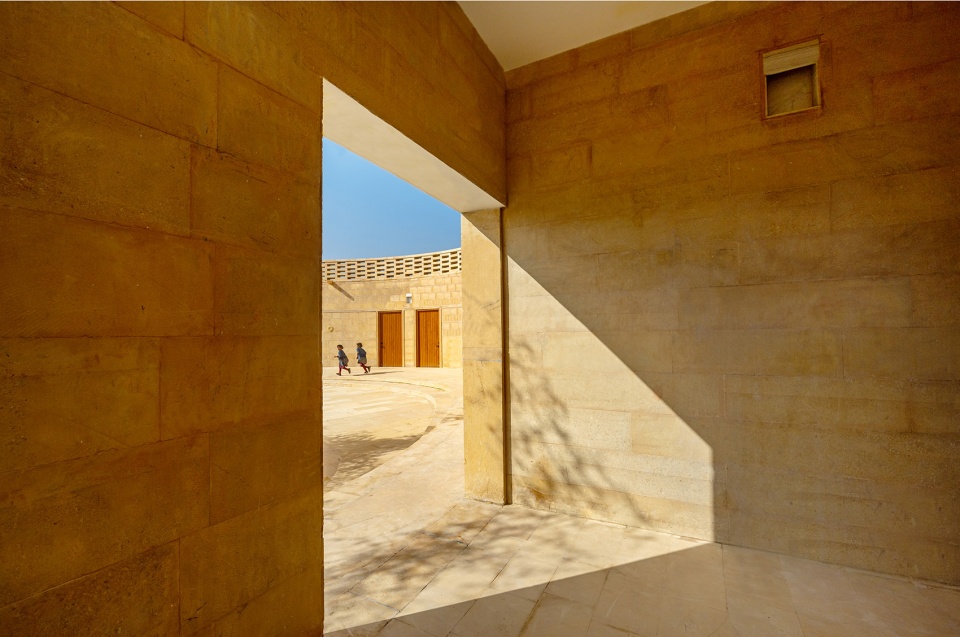 the rajkumari ratnavati girls school by diana kellogg architects