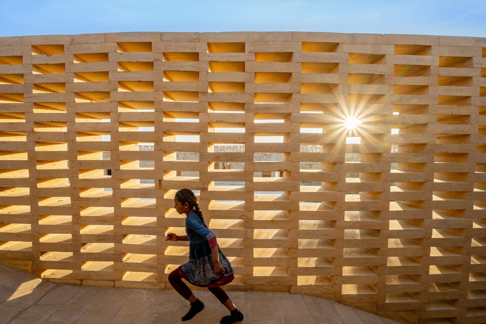the rajkumari ratnavati girls school by diana kellogg architects