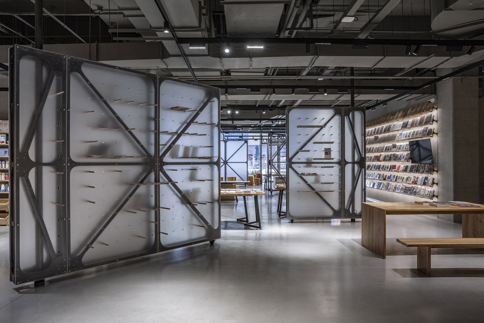 Mumokuteki Concept Bookstore LUO studio