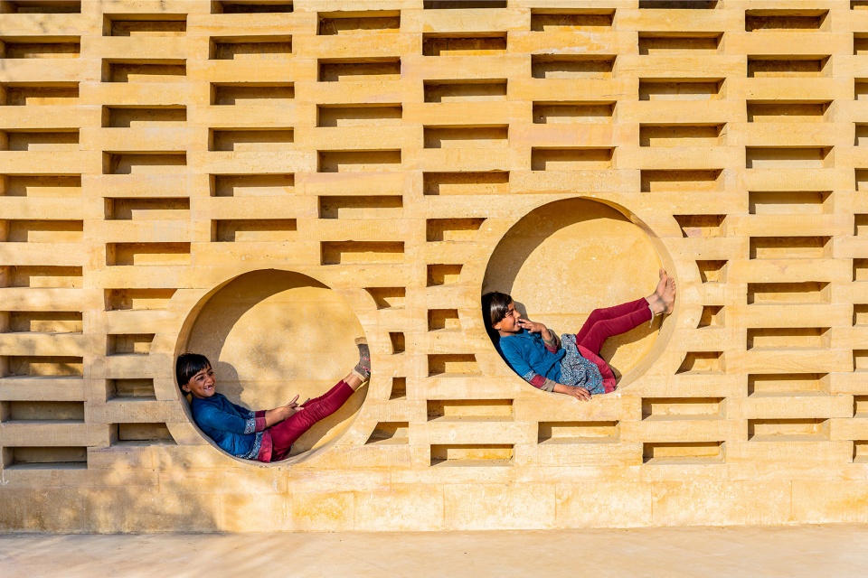 the rajkumari ratnavati girls school by diana kellogg architects