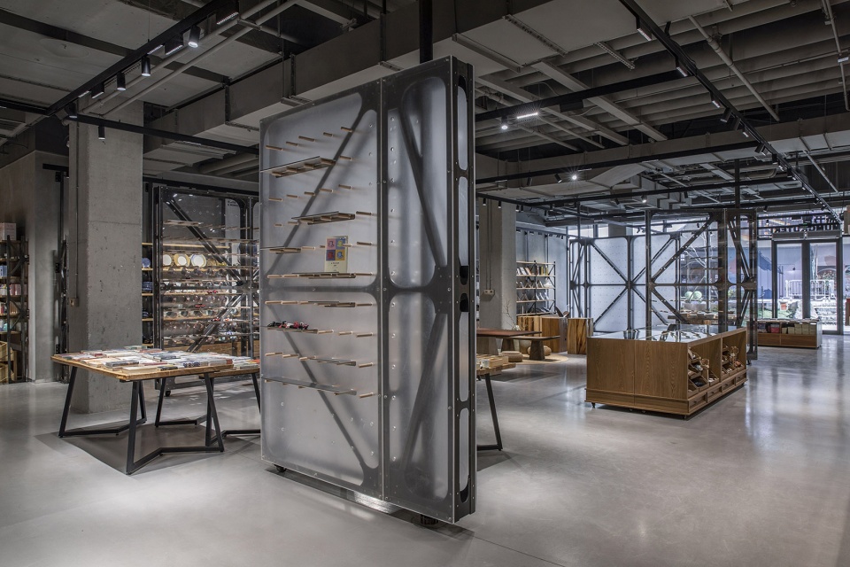 Mumokuteki Concept Bookstore LUO studio