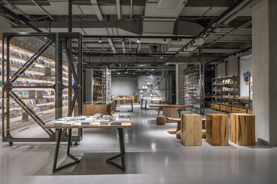 Mumokuteki Concept Bookstore LUO studio