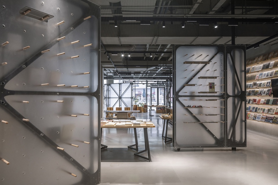 Mumokuteki Concept Bookstore LUO studio