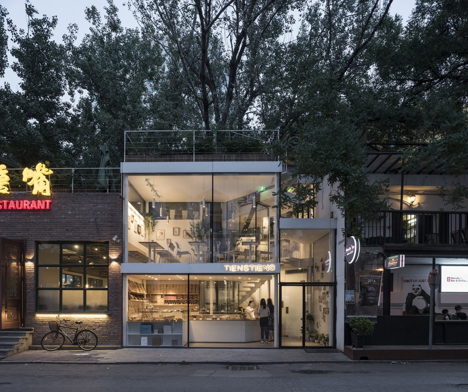 临街立面正向傍晚2 TiensTiens cafe TAO