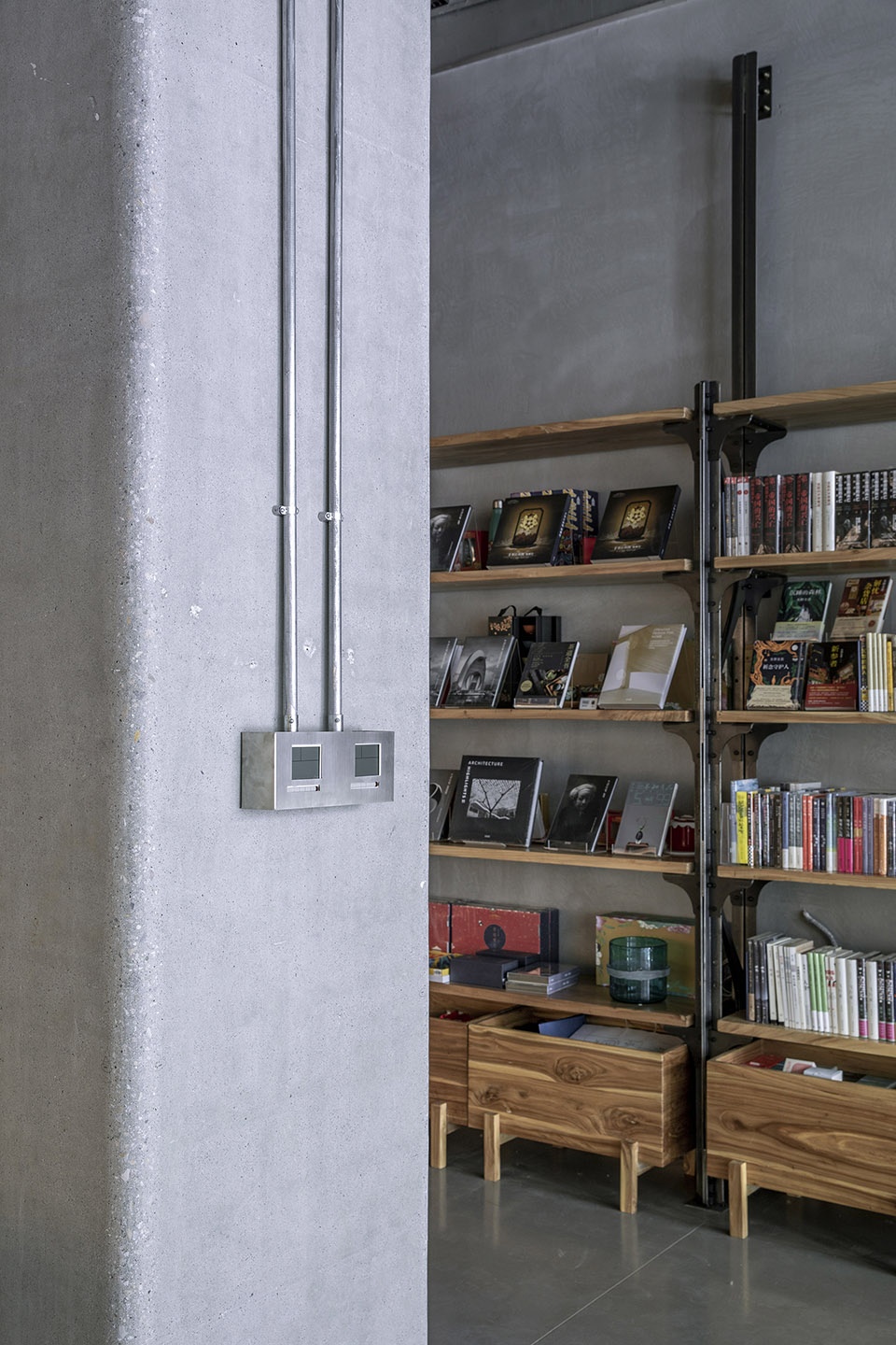 Mumokuteki Concept Bookstore LUO studio