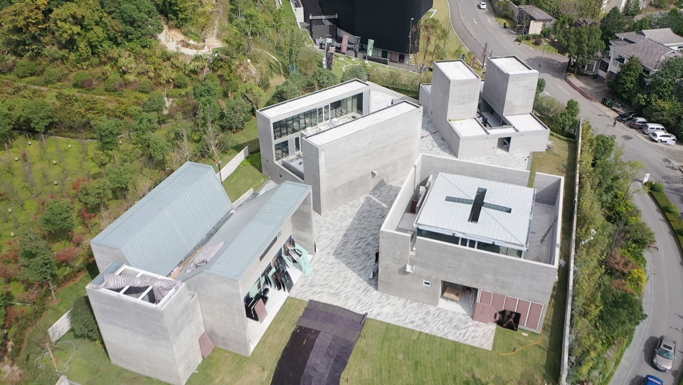 and out line of the courtyard walls, (right) plan and the inner