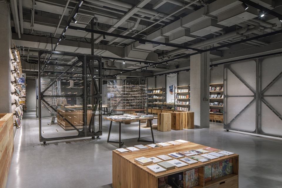 Mumokuteki Concept Bookstore LUO studio