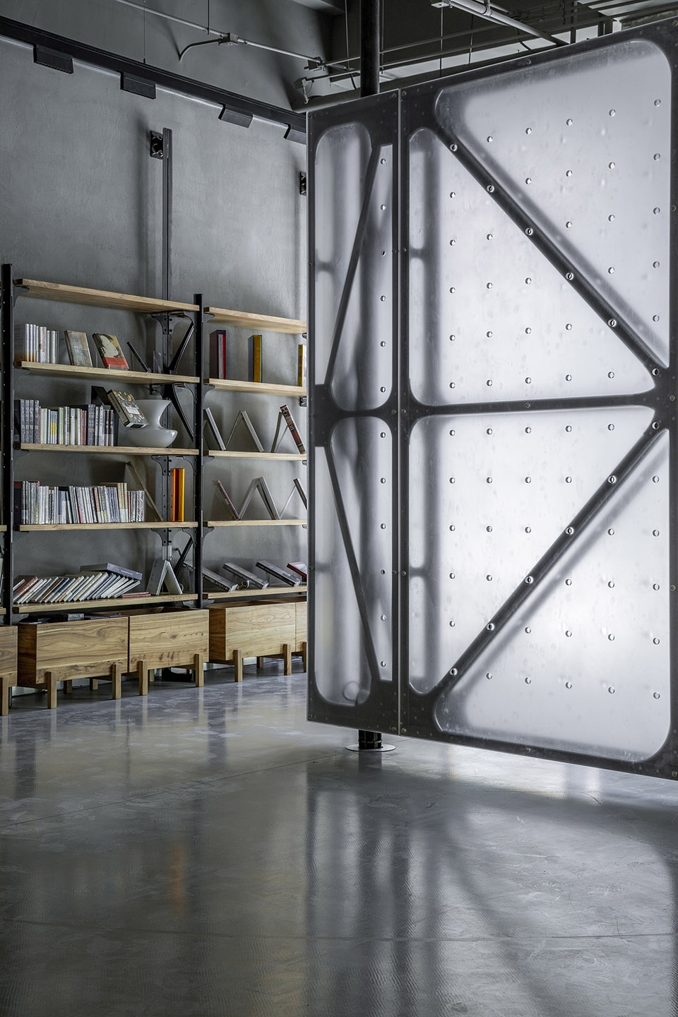 Mumokuteki Concept Bookstore LUO studio