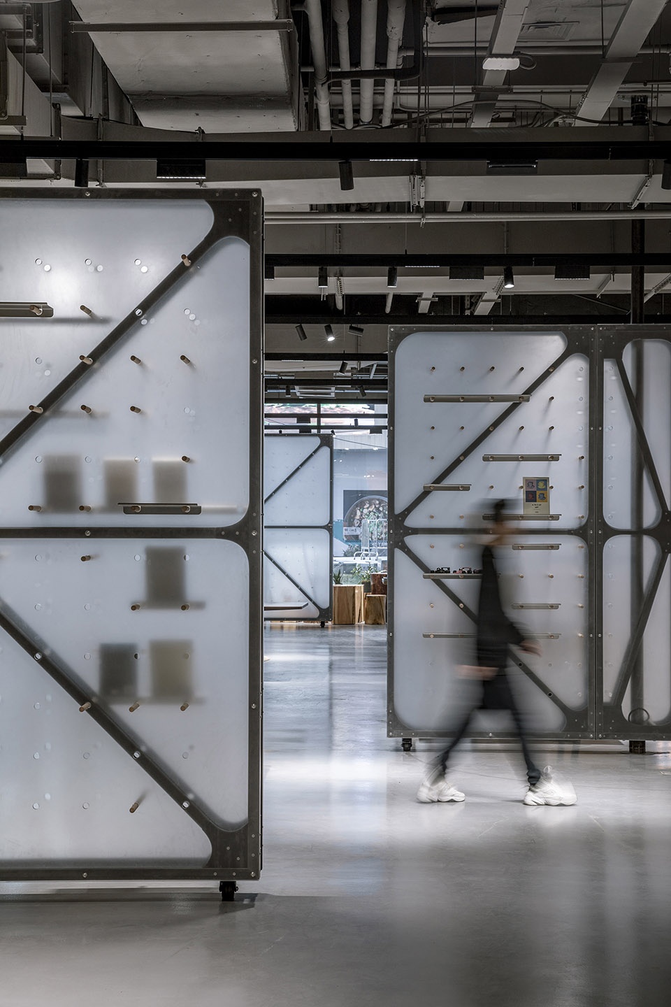 Mumokuteki Concept Bookstore LUO studio