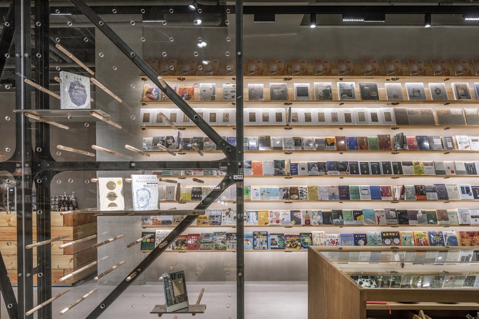 Mumokuteki Concept Bookstore LUO studio