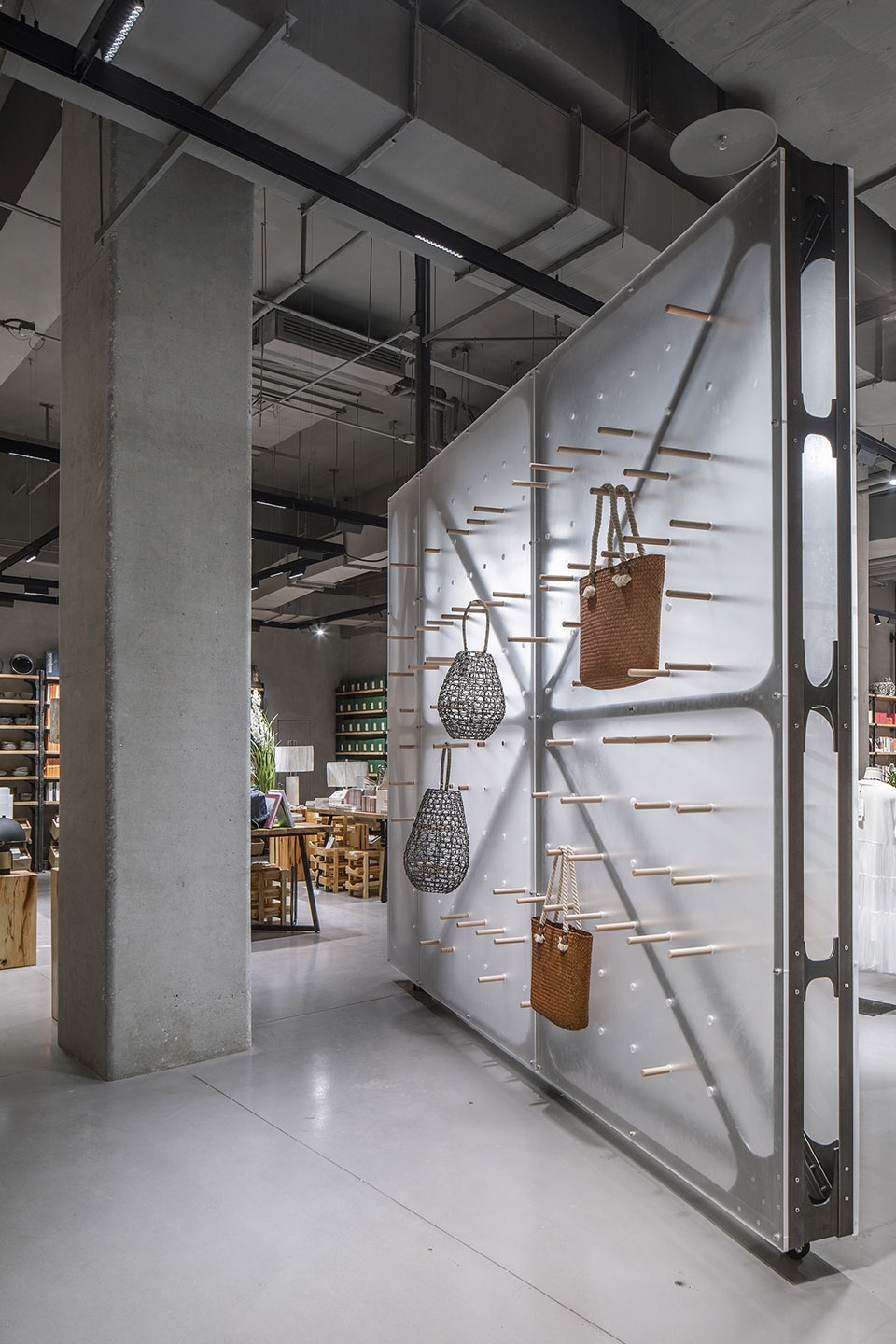 Mumokuteki Concept Bookstore LUO studio
