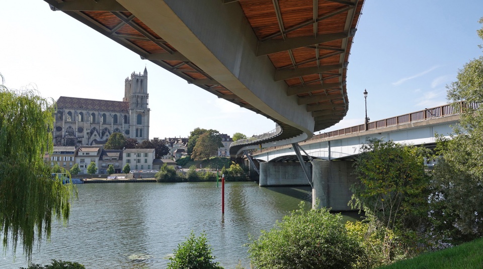 footbridges over the seine river for pedestrians and cyclists by dietmar feichtinger architectes