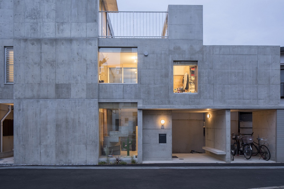 House in Kamiikebukuro by UmbreArchitects