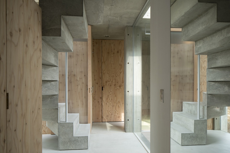 House in Kamiikebukuro by UmbreArchitects