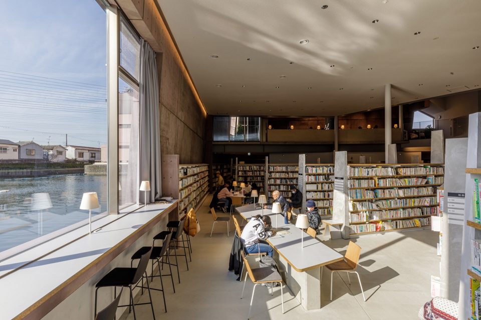 Matsubara Civic Library by MARU architecture