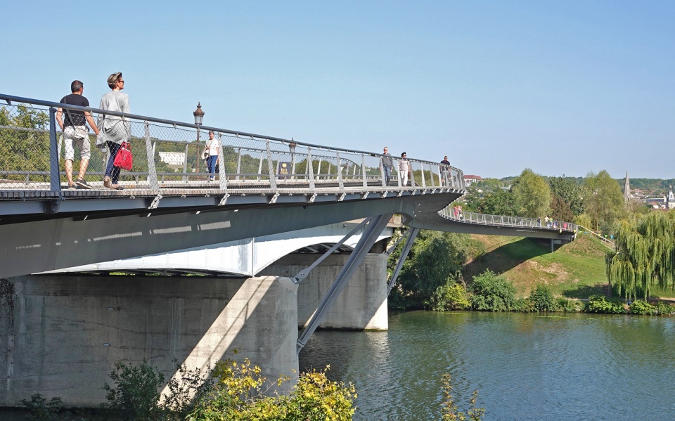 footbridges over the seine river for pedestrians and cyclists by dietmar feichtinger architectes
