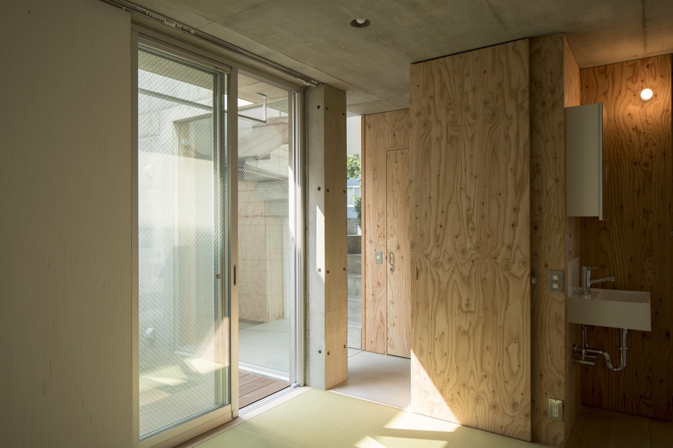 House in Kamiikebukuro by UmbreArchitects