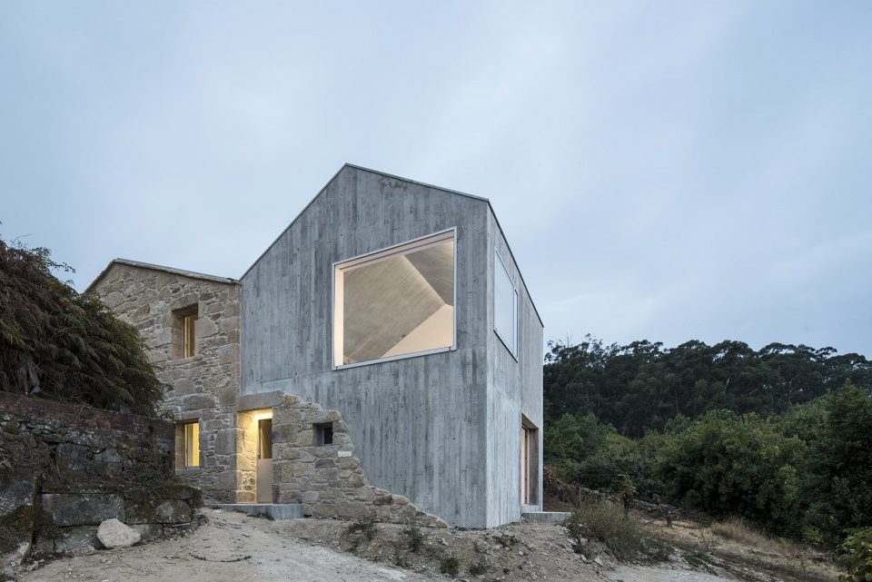 rural house restoration in miraflores by fuertespenedo arquitectos