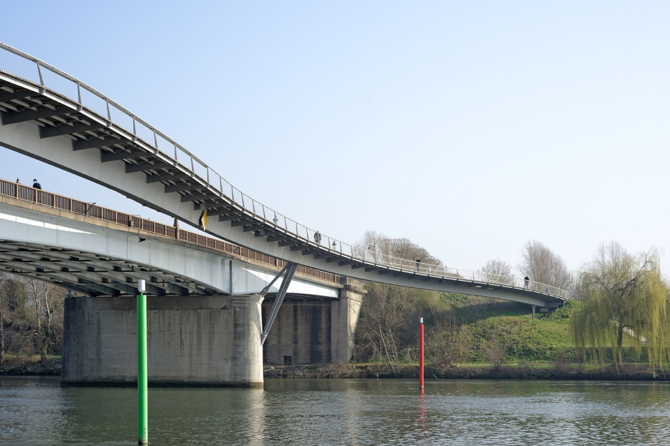 footbridges over the seine river for pedestrians and cyclists by dietmar feichtinger architectes
