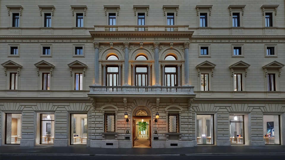 Apple Via Del Corso Foster and Partners