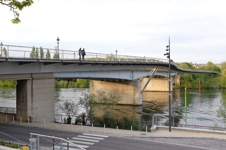 footbridges over the seine river for pedestrians and cyclists by dietmar feichtinger architectes